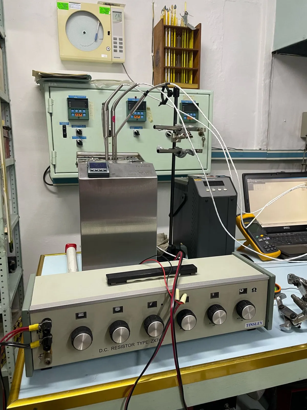 Banco de trabajo del laboratorio CAPI con horno de pozo seco, década de resistencias y equipo de medición de temperatura